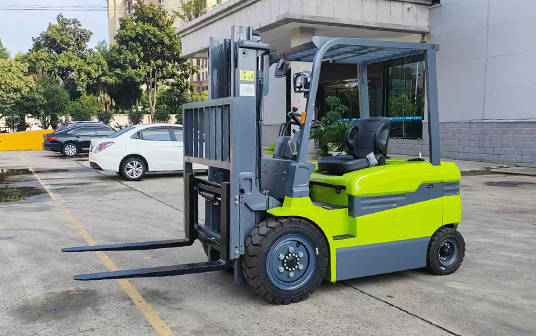 2025年4月15日，金葛完成了向歐洲的一位老客戶交付一批整柜定制顏色的電動叉車，客戶對我們的產品持續復購，對我們的質量非常的認可